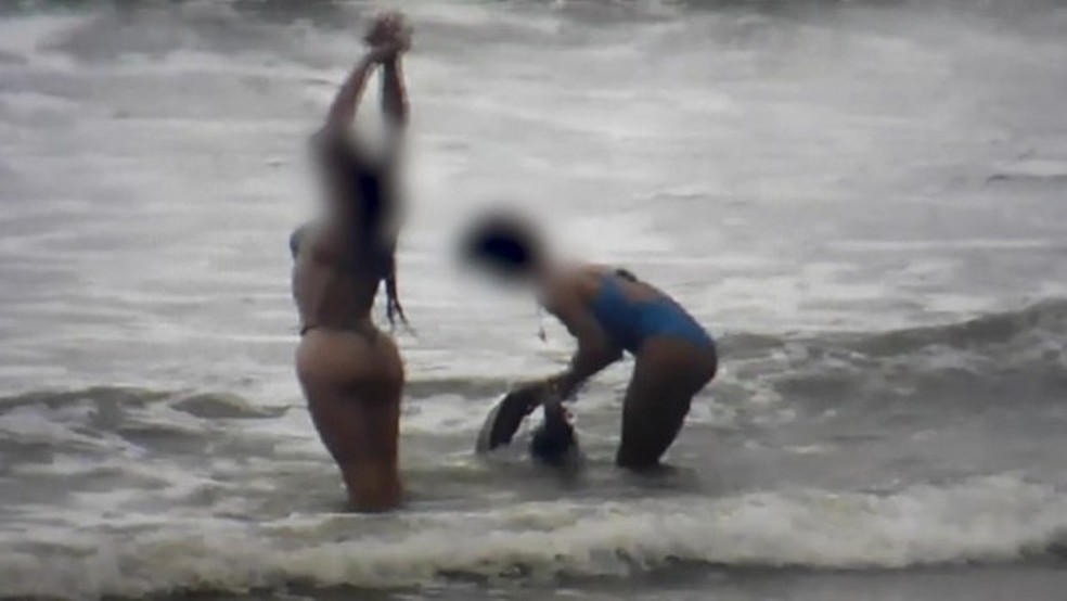 Servidores aproximam imagens de cÃ¢meras da Prefeitura de Guaratuba para ver mulheres na praia â€” Foto: CÃ¢meras de seguranÃ§a