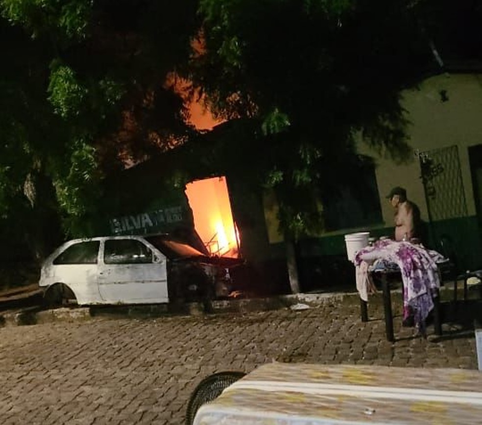 Ironildes Ribeiro chegou a tirar seus pertences de dentro de casa com medo do fogo se alastrar e queimar sua residência no PI — Foto: Arquivo Pessoal/Ironildes Ribeiro