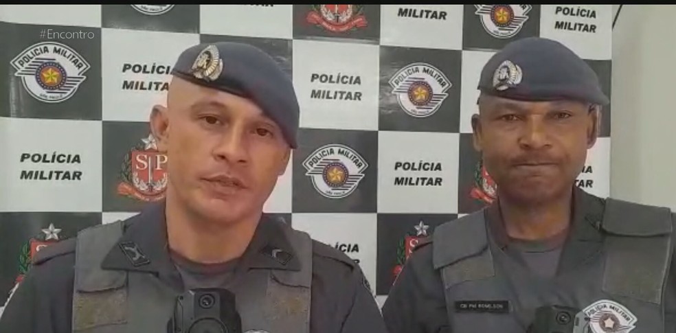 Policiais militares que salvaram mulher que se engasgou com carne em SP — Foto: Reprodução/TV Globo