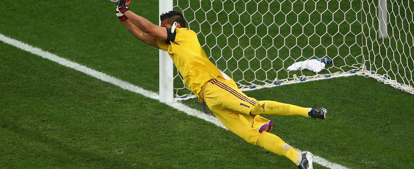 Vista De Alto ângulo De Um Goleiro De Futebol Saltando E Pegando