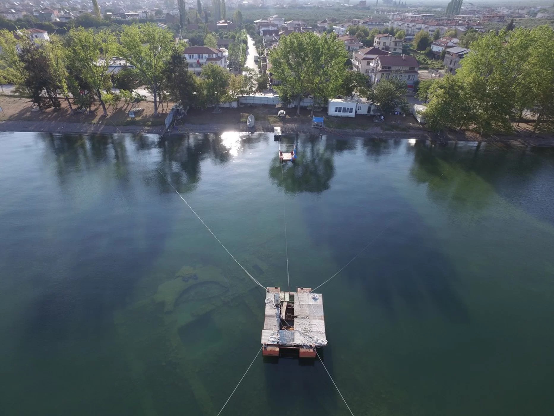 EscavaÃ§Ã£o aquÃ¡tica encontrou escombros a trÃªs metros de profundidade (Foto: Mustafa Åžahin/Lake Iznik Excavation Archive)