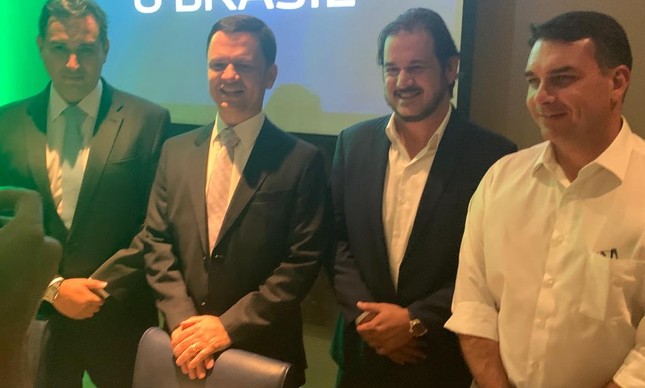 O presidente do PSL do DF, Manoel Arruda, o vice-presidente do PSL, Antonio Rueda, o ministro Anderson Torres e o senador Flávio Bolsonaro 