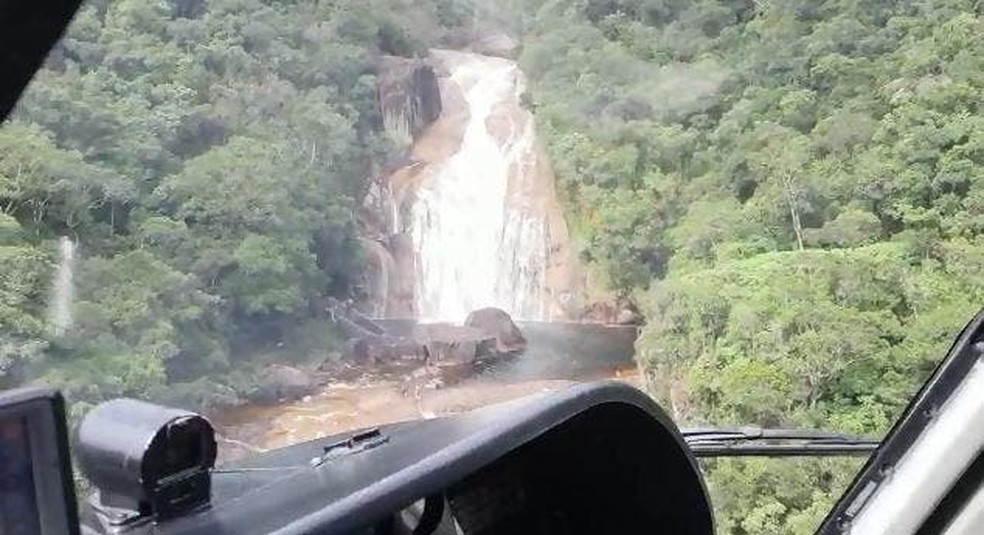 Adolescente de 14 anos morre ao cair de altura de 10 metros em cachoeira de SC