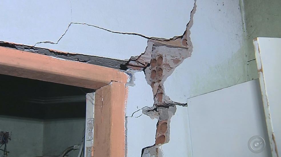 Chuva causou rachaduras em casa de Bauru (Foto: Reprodução/TV TEM)