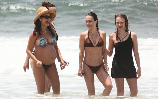 Gabriela Duarte curte praia com filhos e cunhada Talita Younan