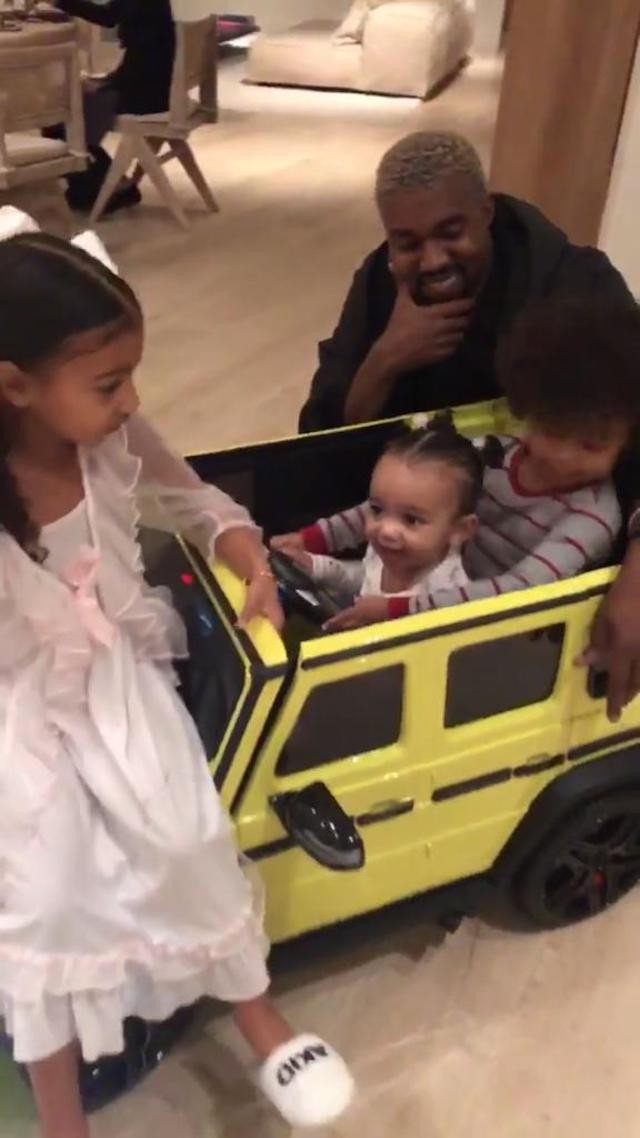 Os filhos de Kim Kardashian, Kanye West e o presente de Kourtney Kardashian (Foto: Instagram Kim Kardashian/ Reprodução)