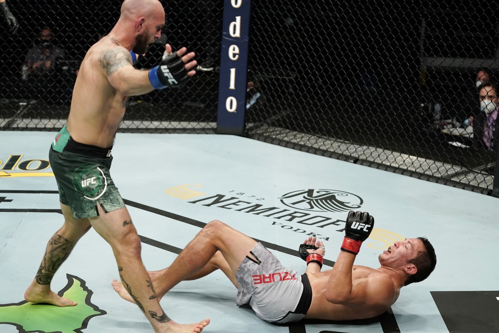 Brian Kelleher derrubou Hunter Azure com um cruzado de esquerda — Foto: Cooper Neill/Zuffa LLC via Getty Images