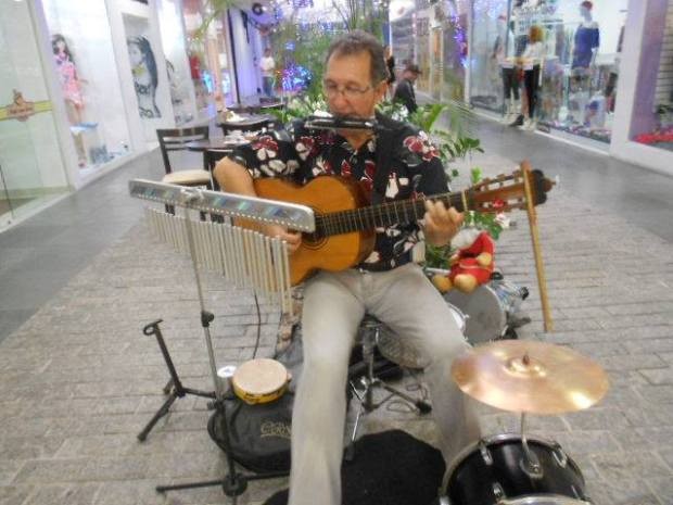 Homem desenvolveu técnica para tocar vários instrumentos ao mesmo tempo (Foto: Alfredo Sambatera / Arquivo Pessoal)