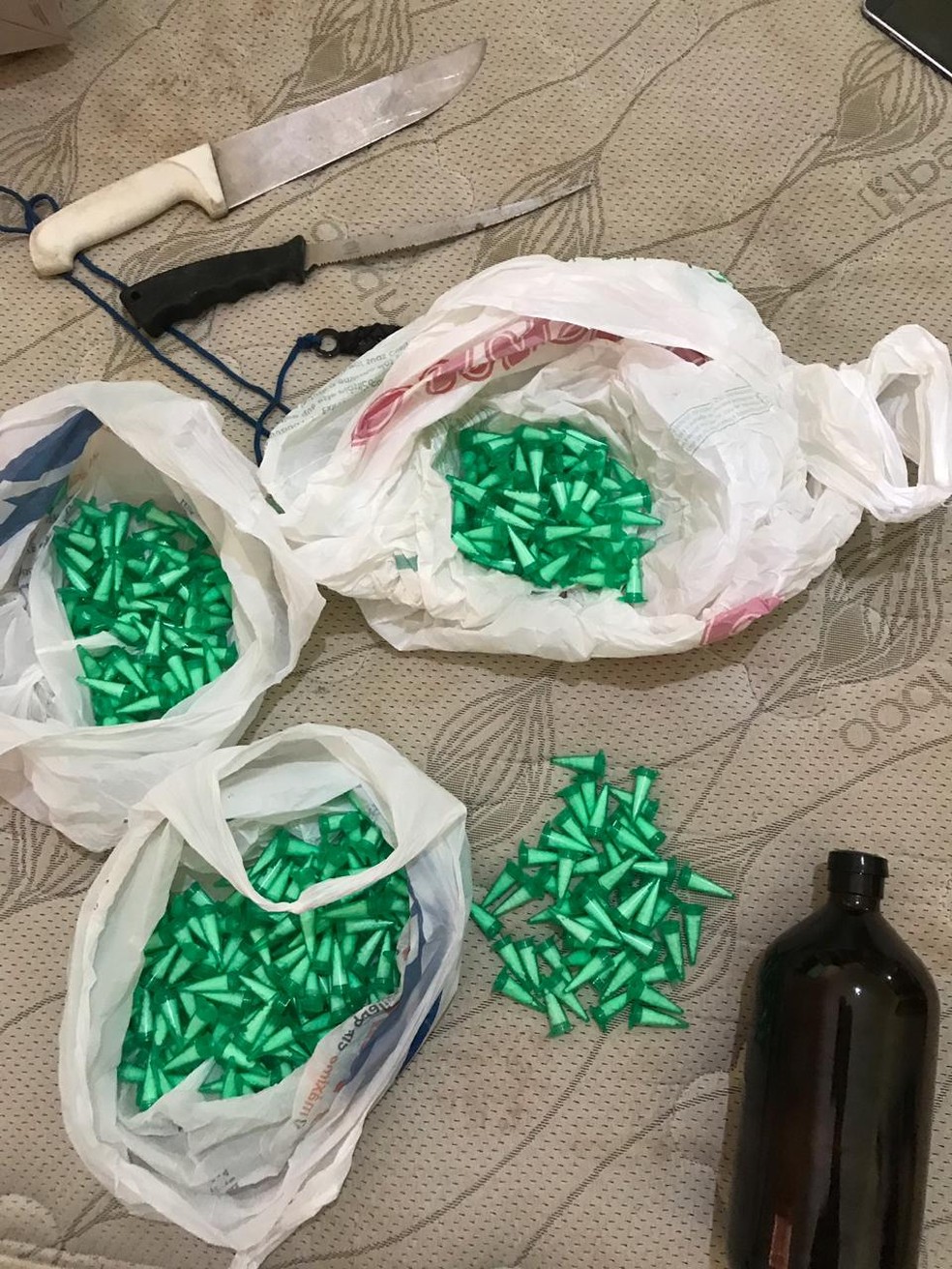 Porções de cocaína foram encontradas na chácara em que o suspeito estava, em Piracicaba — Foto: Polícia Civil