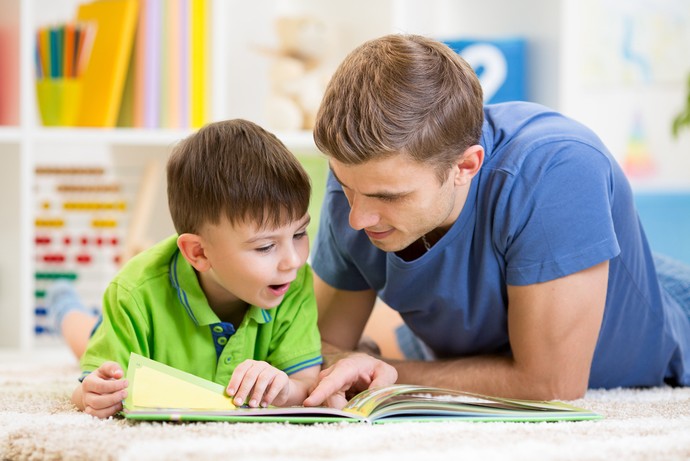 Não há truques para ler para uma criança: reserve alguns minutos, escolha um local agradável, e comece a leitura (Foto: Oksana Kuzmina/Shutterstock)