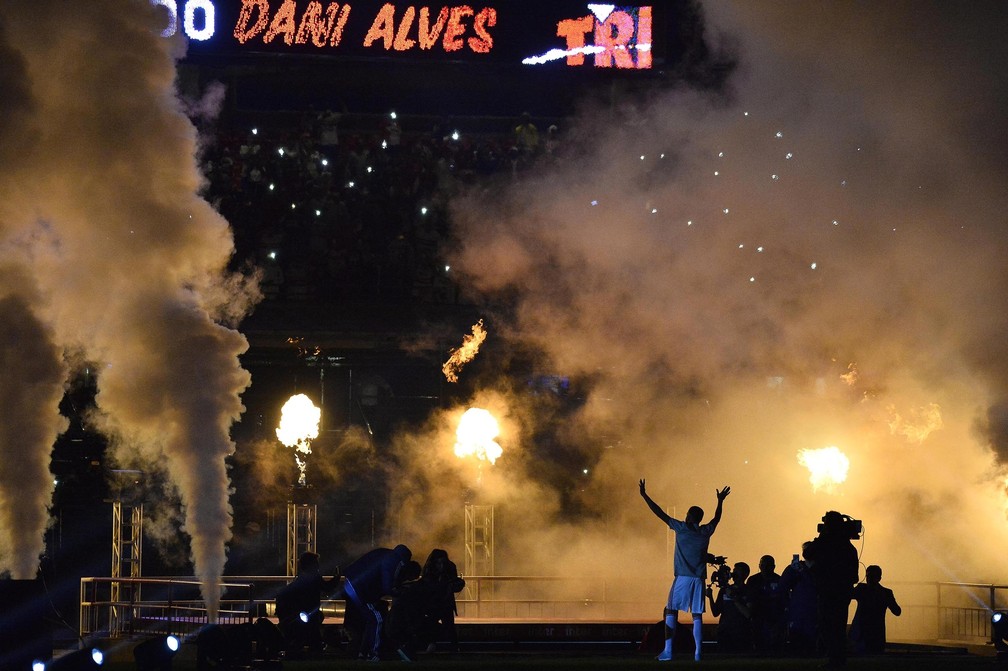 Daniel Alves Ã© recebido com foguetÃ³rio no Morumbi â€” Foto: Marcos Ribolli