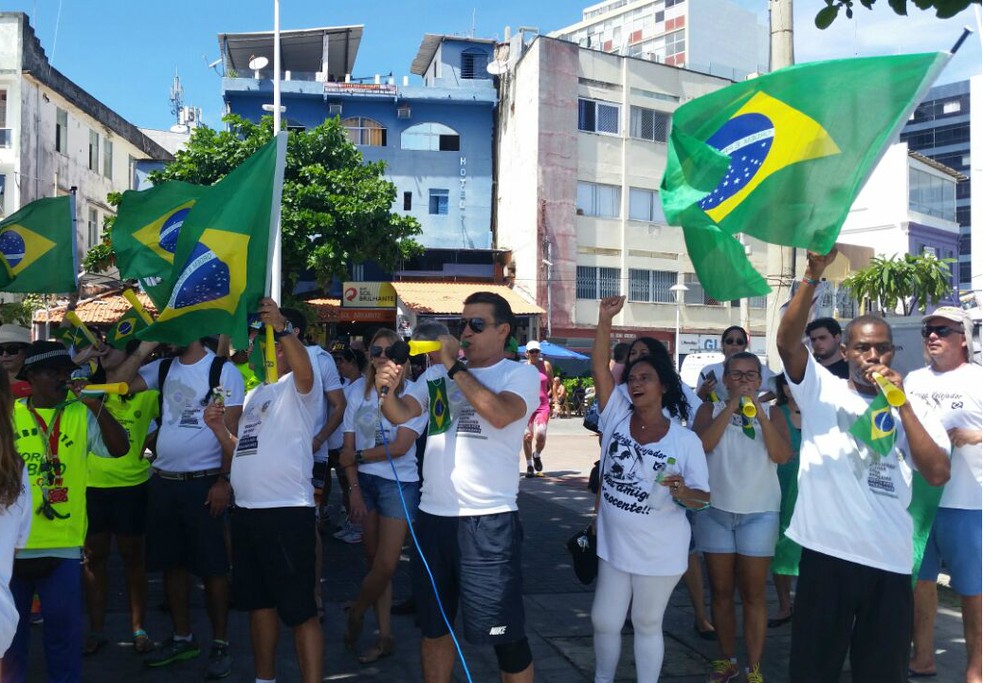 Parentes e amigos de velejadores fizeram manifestaÃ§Ã£o neste domingo (Foto: Mauro Anchieta/TV Bahia)