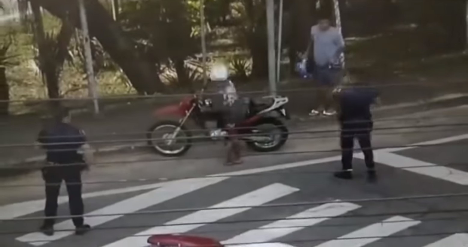 Câmera do COI flagra suspeitos, e dupla é presa com moto furtada em Taubaté, SP