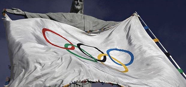 A bandeira olímpica é vista diante da estátua do Cristo Redentor durante a cerimônia para abençoar os Jogos Olímpicos em 19 de agosto de 2012 (Foto: Ricardo Moraes/REUTERS)