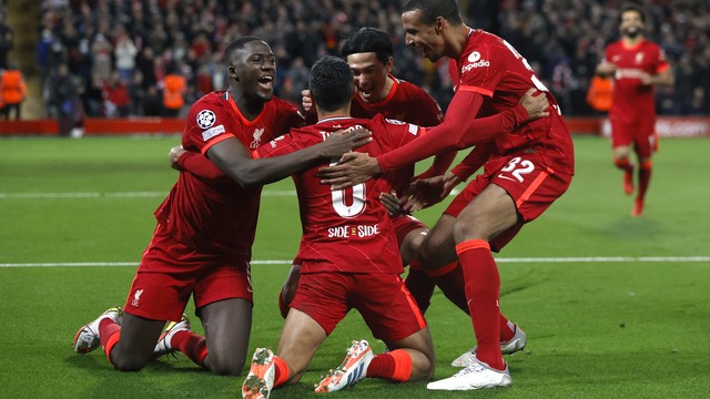 Jogadores do Liverpool vibram com Thiago Alcântara após o golaço do hispano-brasileiro