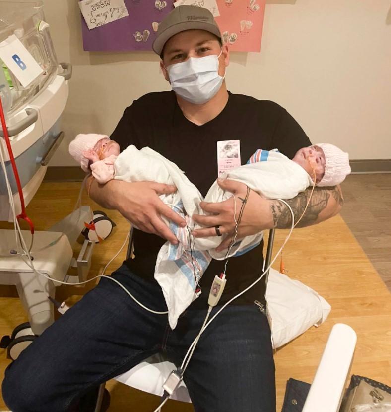 Gêmeas nascidas de 22 semanas recebem alta de hospital após 130 dias internadas (Foto: reprodução/GMA)