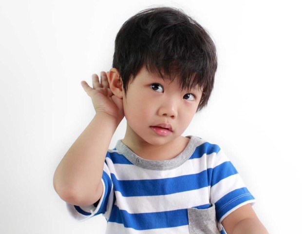 Crianças têm dificuldades para entender o que outra pessoa fala em ambientes barulhentos (Foto: Thinkstock)