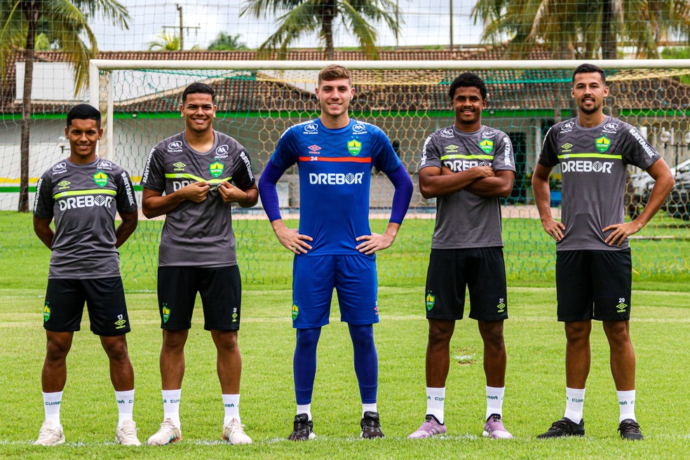 Gabryel Freitas, Rikelme, Vinícius Peruchi, Ricardo Cerqueira e João Maranini foram promovidos pelo Cuiabá — Foto: AssCom Dourado