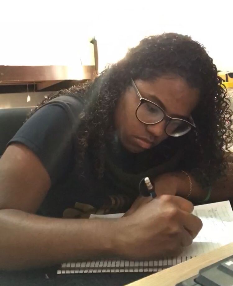 
'Passei em medicina sendo preta, pobre e de escola pública': VÍDEO mostra reação de jovem ao descobrir que foi aprovada na UFRJ