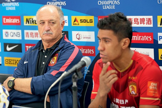 Felipão e Paulinho, do Guangzhou Evergrande, na coletiva de imprensa no Mundial de Clubes da Fifa (Foto: AP/ Glow Images)