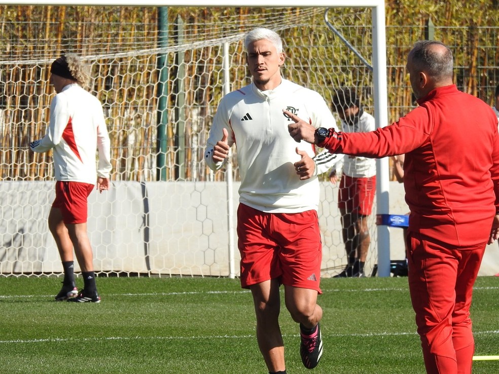 Pedro em treino do Flamengo no Marrocos — Foto: Fred Gomes