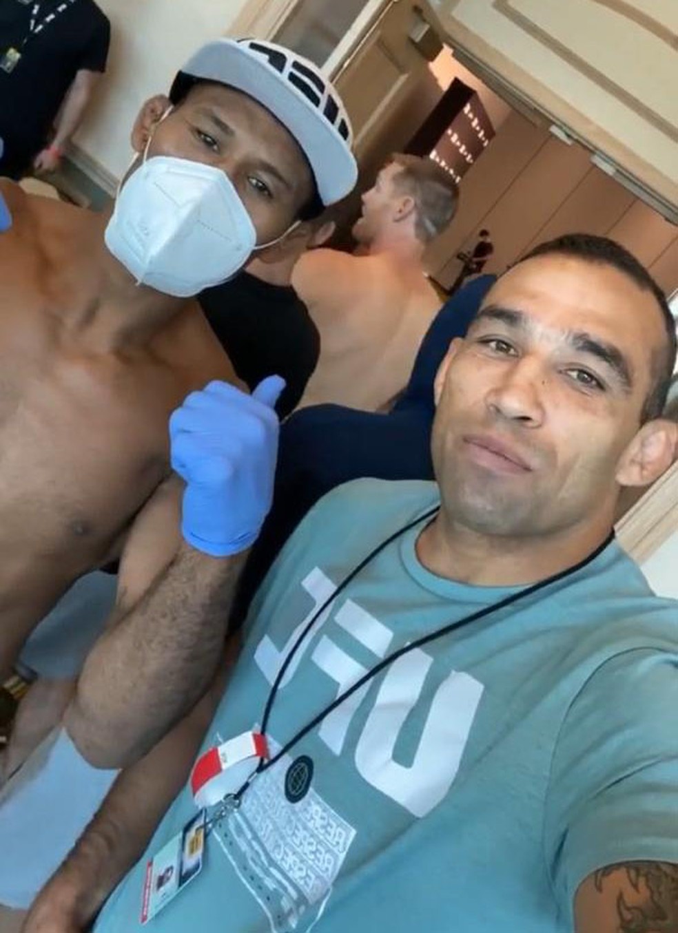 Ronaldo Jacaré e Fabricio Werdum nos bastidores do UFC 249, em vídeo publicado por Werdum — Foto: Reprodução/Instagram