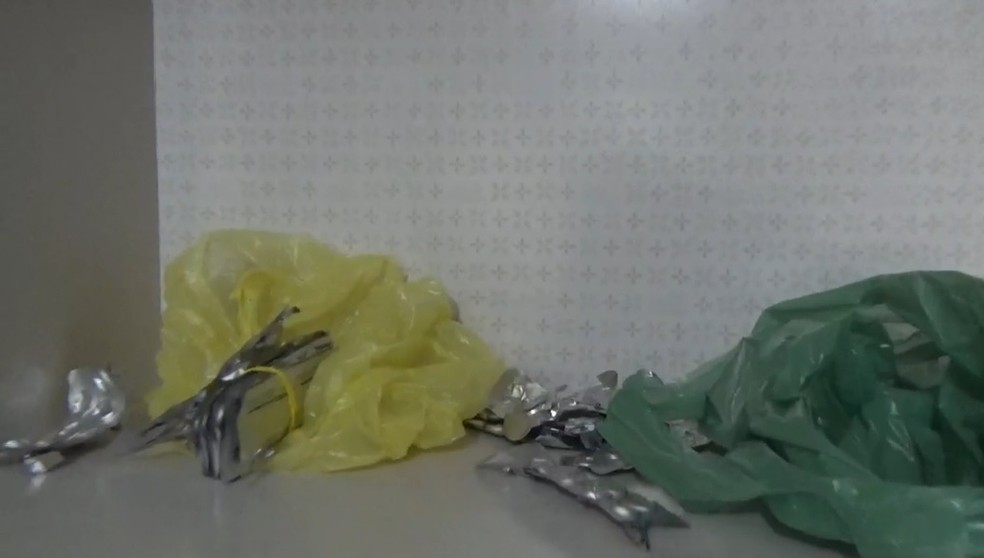 Cartelas de medicamentos foram apreendidas na clínica clandestina — Foto: Polícia Civil/Divulgação