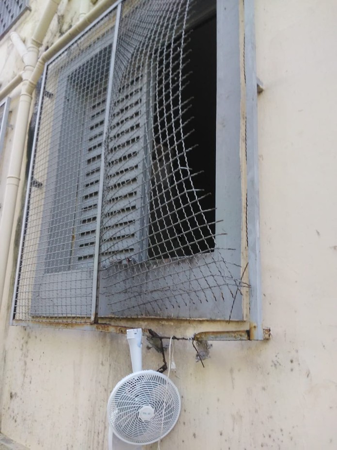 Proteção de janela foi quebrada durante fuga — Foto: Reprodução