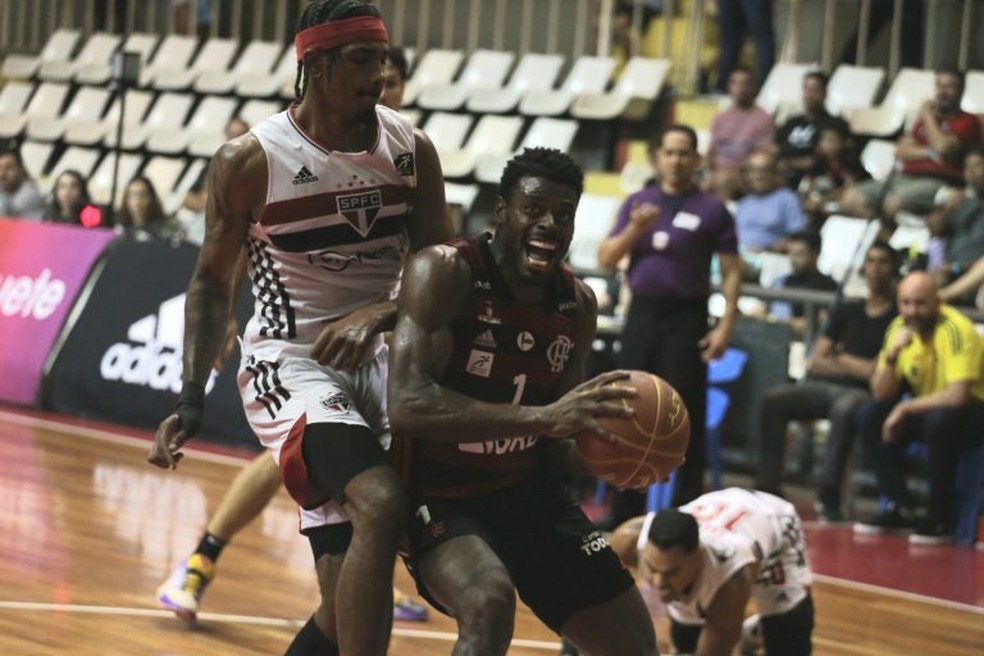 Gui Deodato, do Flamengo, em jogada contra T&uacute;lio da Silva, do S&atilde;o Paulo, no NBB &mdash; Foto: Cleber Mendes/CRF