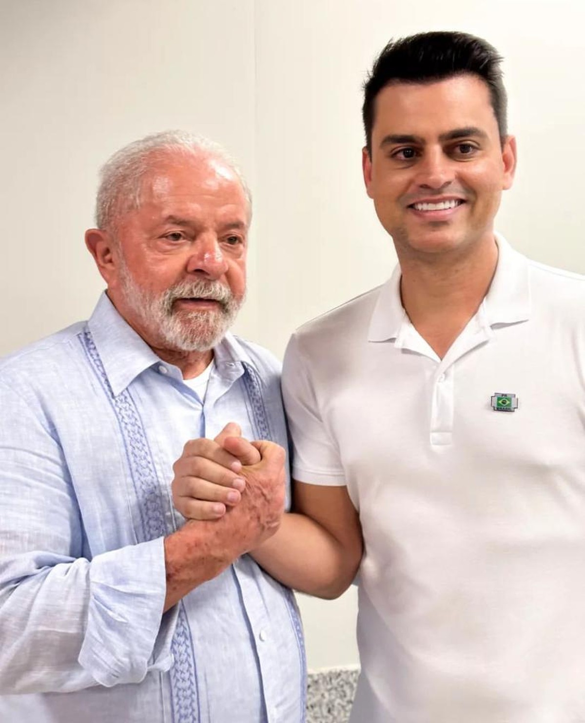 Deputado do partido de Bolsonaro vira alvo nas redes ap&oacute;s posar com Lula em evento no Cear&aacute;: 'Virou a casaca'
