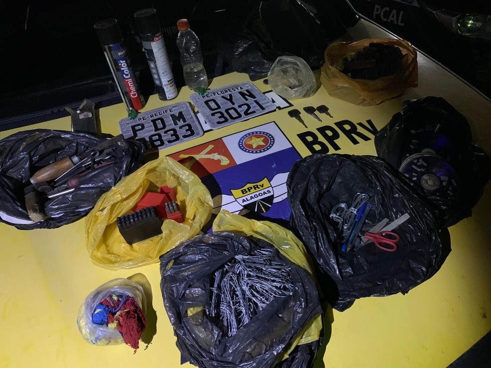 Polícia apreendeu vários materiais para adulteração de placas e chassis — Foto: BPRv