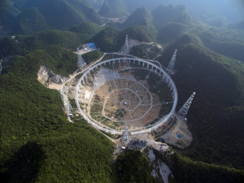 Telescópio FAST durante a construção (Foto: National Astronomical Observatories of the Chinese Academy of Sciences)