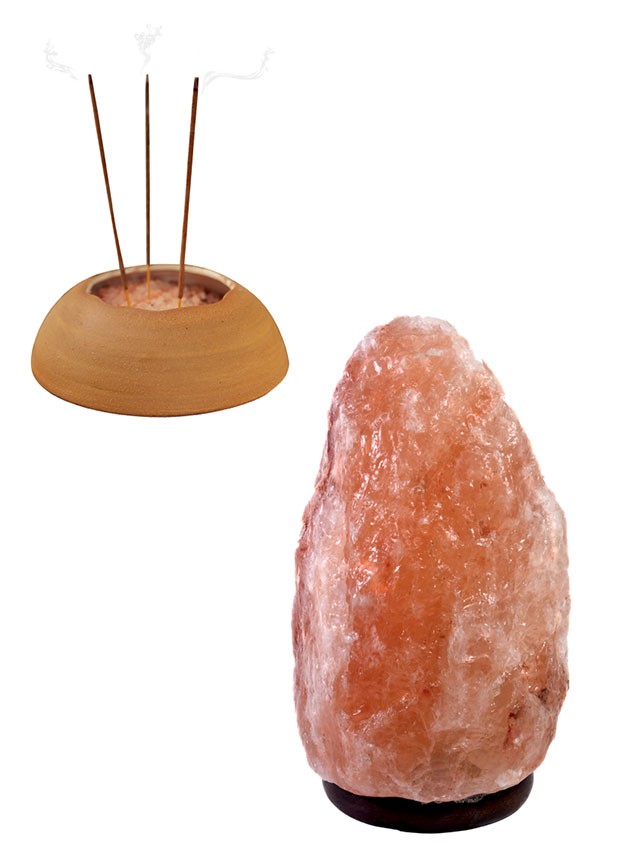 Incensário da coleção EssenciAR (R$ 470) e luminária de sal rosa do Himalaia (a partir de R$ 160) da Luminárias de Sal Rosa (Foto: Divulgação)