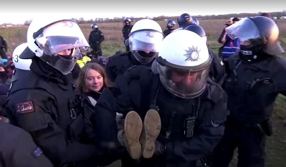 Policiais carregam Greta Thunberg na Alemanha — Foto: Reuters