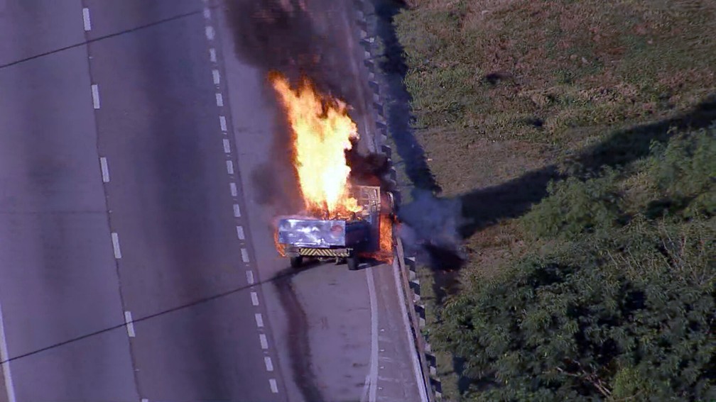 Carreta pega fogo na BR-101, em São Gonçalo — Foto: Reprodução/TV Globo