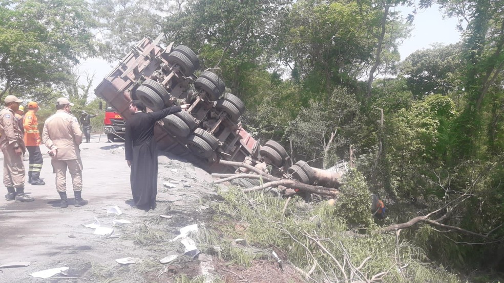 Acidente aconteceu no final da manhã desta segunda-feira (17).  — Foto: Polícia Militar/Cedida