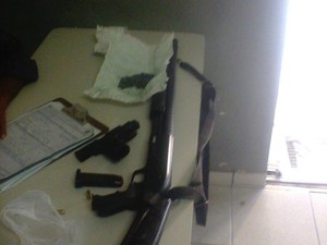 Armas apreendidas com o promotor de Justiça (Foto: Divulgação/ Polícia)