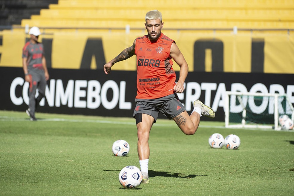 Arrascaeta no treino com bola  — Foto: Alexandre Vidal