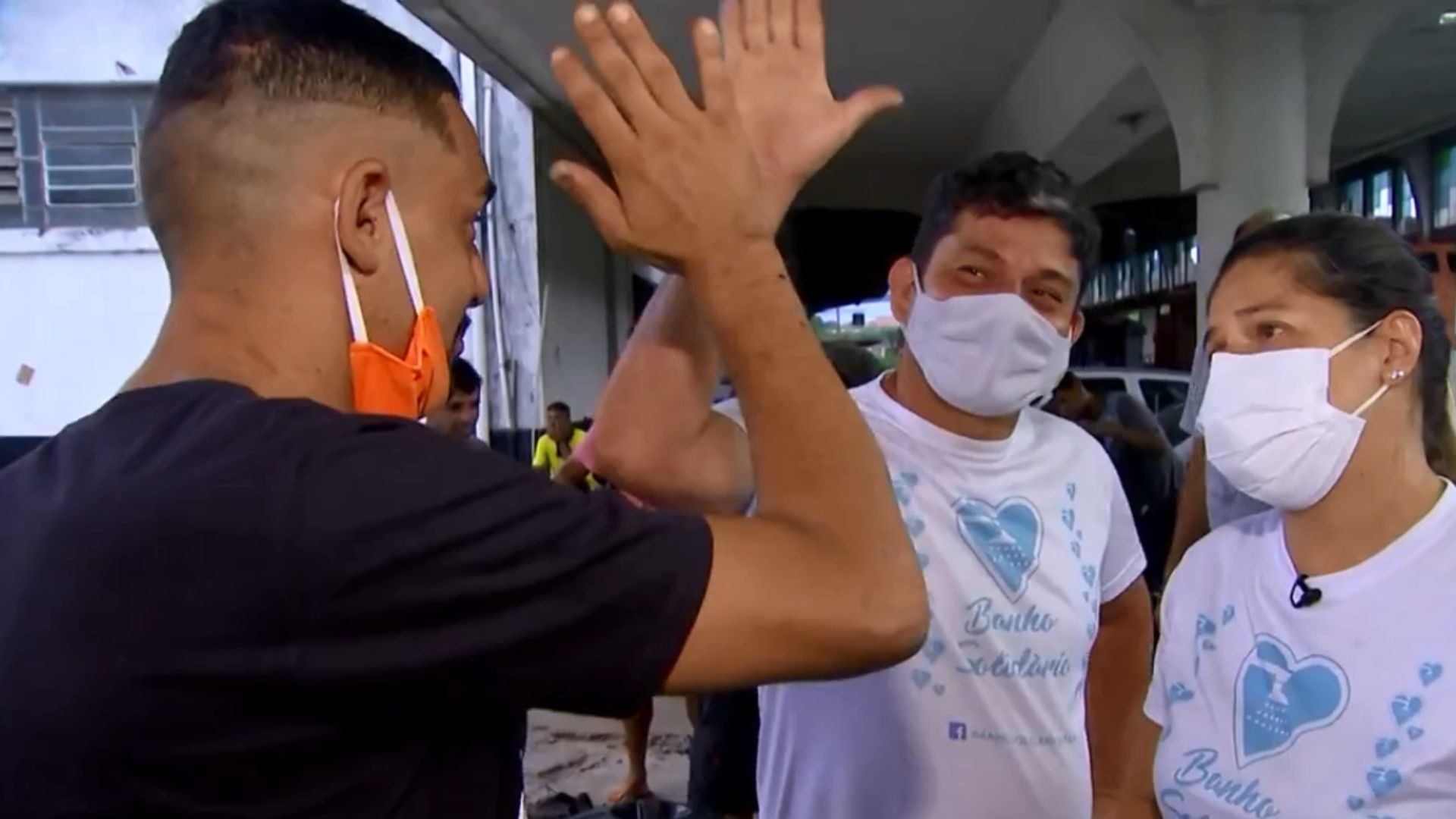 Casal do interior de SP idealiza projeto ‘Banho Solidário’ e leva higiene para pessoas em situação de rua