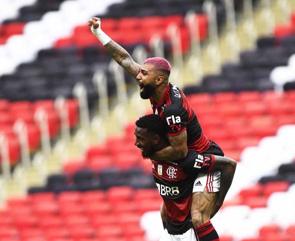 Gabigol e Gerson comemoram juntos o gol da virada - dupla teve discussão no primeiro tempo — Foto: André Durão