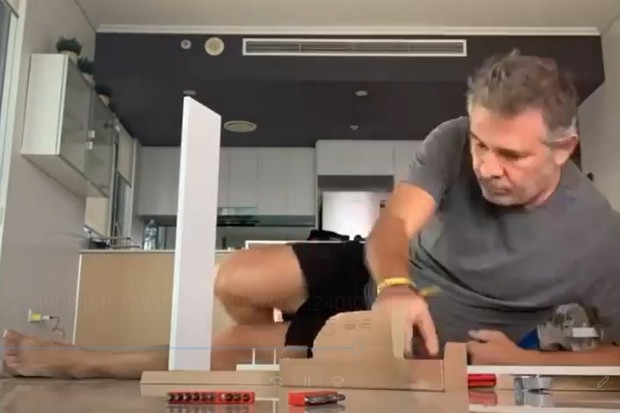 Nelson Freitas assembles apartment furniture in Australia (Photo: Reproduction / Instagram)