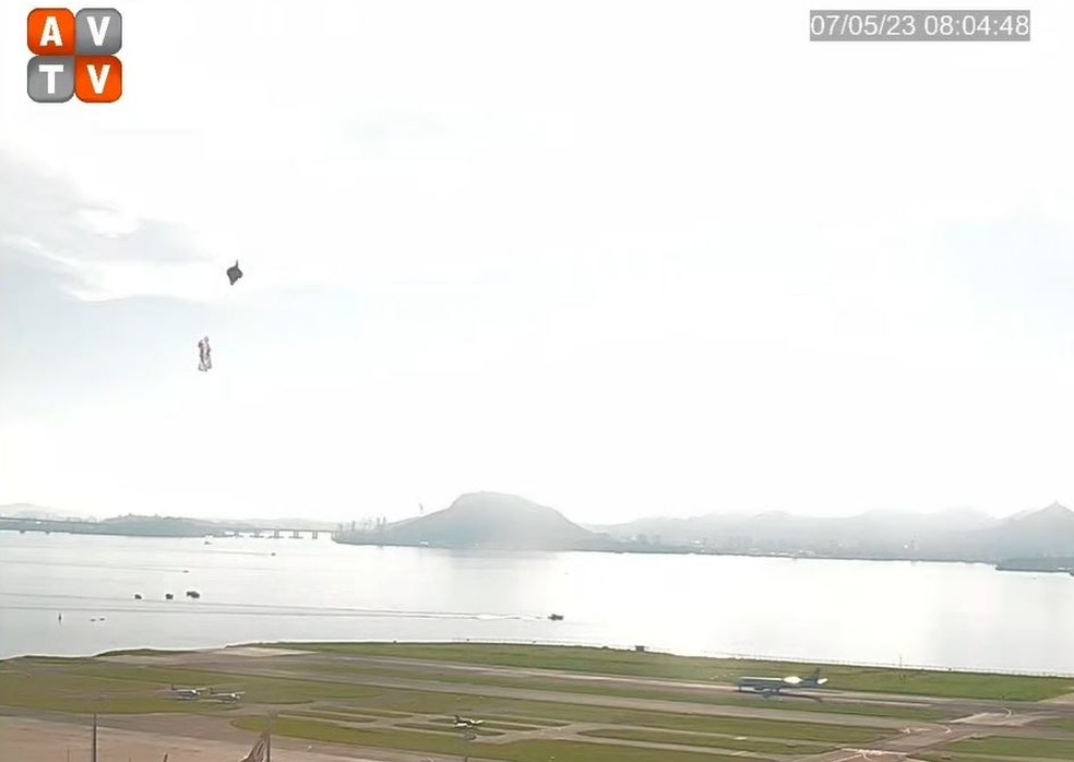 Balão cai no Aeroporto Santos Dumont e provoca alteração em voo que pretendia aterrissar no Rio — Foto: Reprodução Aviation TV