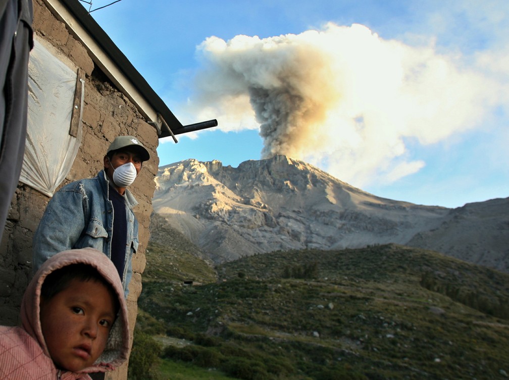 Vulcão Ubinas lançou cinzas no Peru — Foto: Reuters/Mariana Bazo