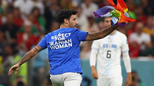 Portugal Uruguai, invasão de campo bandeira lgbtqia+