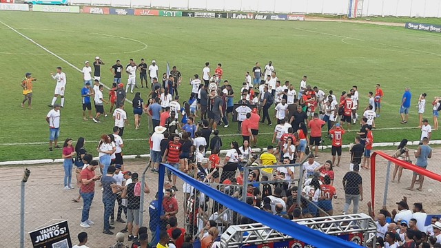 Torcida invade o gramado e celebra a vitória do Porto Velho contra o União Cacoalense (Foto: Ian Machado)