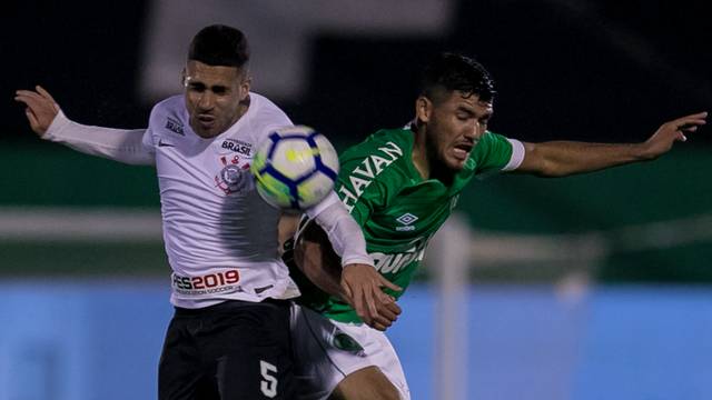 Gabriel e Bruno Silva fecham os olhos em disputa de bola