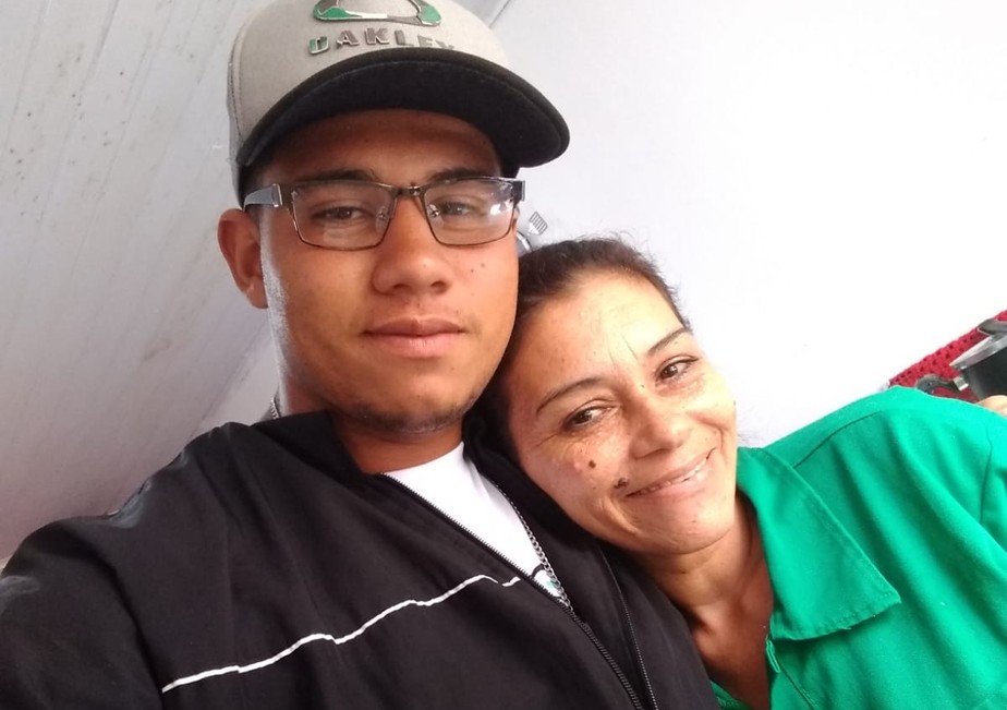 O ambulante Matheus Campos da Silva, de 21 anos, ao lado da mãe Gina Campos: rapaz morreu após ser atropelado