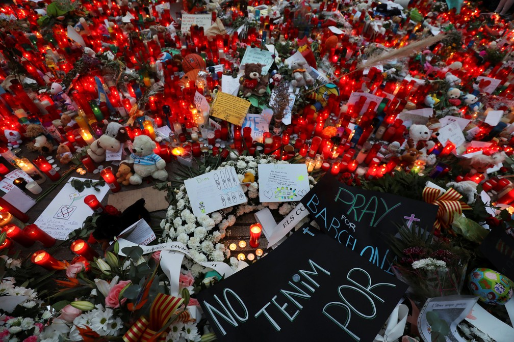 Memorial no local onde uma van atropelou pessoas em Las Ramblas, em Barcelona, na Espanha — Foto: REUTERS/Susana Vera