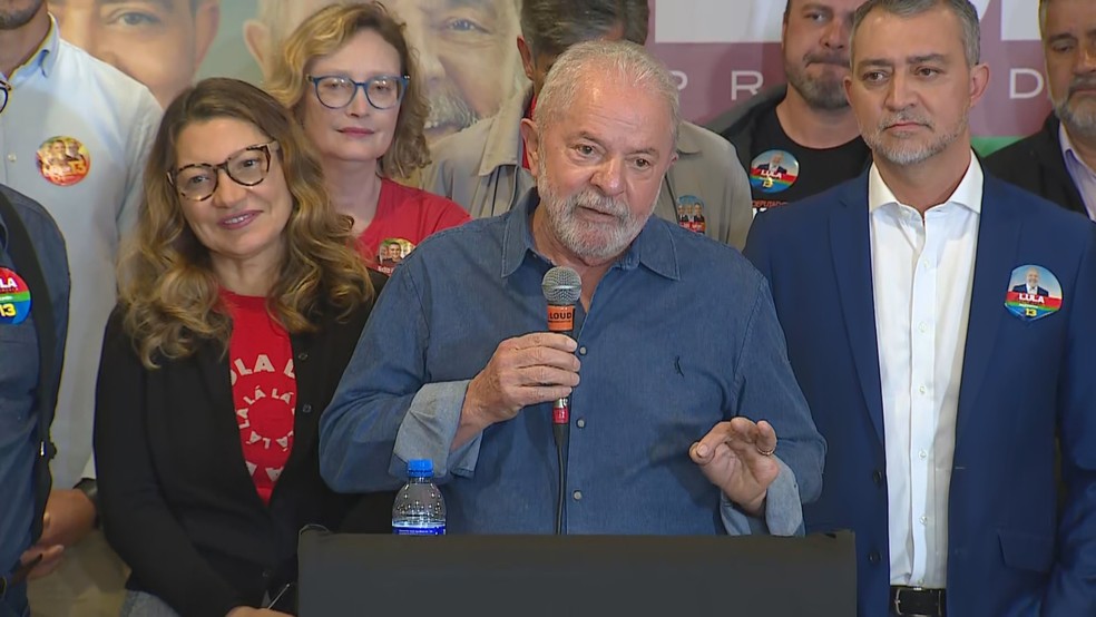 Luiz Inácio Lula da Silva, candidato do PT ao governo federal, durante entrevista coletiva em Porto Alegre — Foto: Reprodução/RBS TV