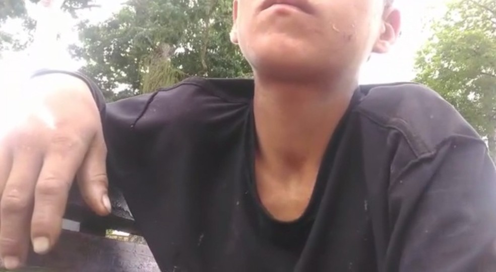 Adolescente diz que quer sair das ruas, mas a luta contra o vício o impede  (Foto: Tácita Muniz/G1)